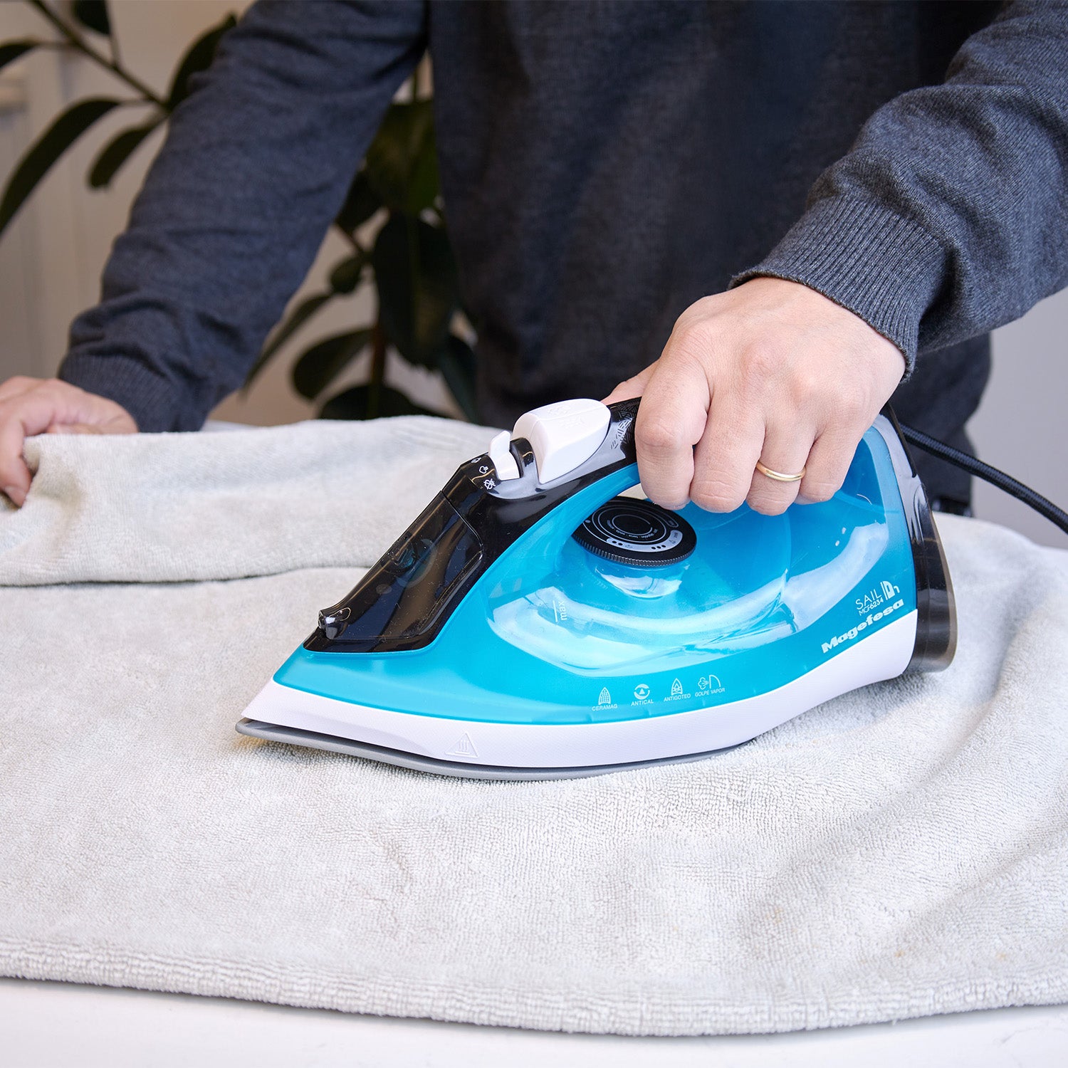 Plancha De Ropa A Vapor Magefesa Sail MGF6234